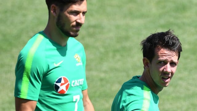 Wollen mit Australien ins Achtelfinale: Mathew Leckie (l) und Robbie Kruse. Wollen mit Australien ins Achtelfinale: Mathew Leckie (l) und Robbie Kruse.