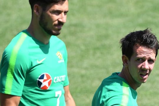 Wollen mit Australien ins Achtelfinale: Mathew Leckie (l) und Robbie Kruse.