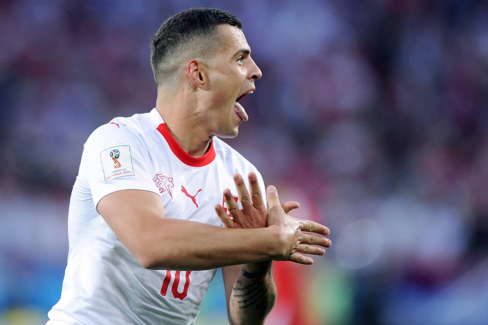 Granit Xhaka jubelt nach seinem Tor gegen Serbien: Für den Adlergruß wurden er und sein Teamkollege Xherdan Shaquiri nun bestraft.