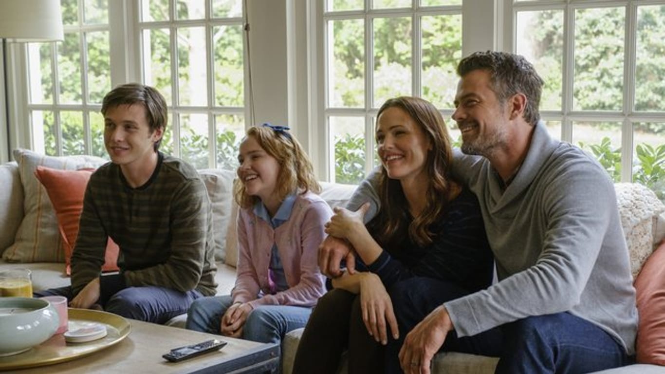 Simon Spier (Nick Robinson, l-r), Nora Spier (Talitha Eliana Bateman), Emily Spier (Jennifer Garner) und Jack Spier (Josh Duhamel) geben eine ziemlich entspannte Familie ab.
