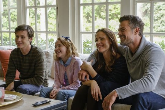 Simon Spier (Nick Robinson, l-r), Nora Spier (Talitha Eliana Bateman), Emily Spier (Jennifer Garner) und Jack Spier (Josh Duhamel) geben eine ziemlich entspannte Familie ab.