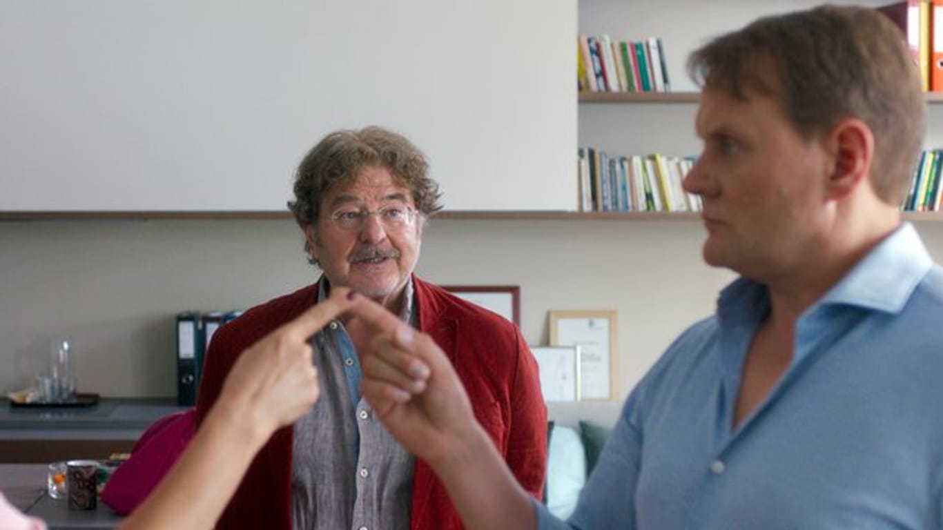 Paartherapeut Harald (Erwin Steinhauer, M) verfolgt kritisch Joana (Aglaia Szyszkowitz, l) und Valentin Dorek (Devid Striesow) bei einer Übung.
