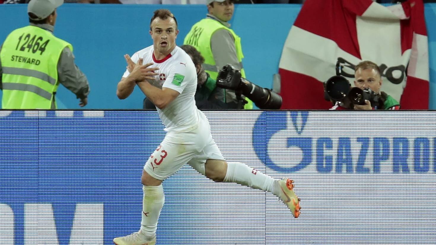 Auch Xherdan Shaqiri zelebrierte sein Last-Minute-Tor in der 90. Minute mit dem Adler-Gruß: Der 26-Jährige wurde im Kosovo geboren.
