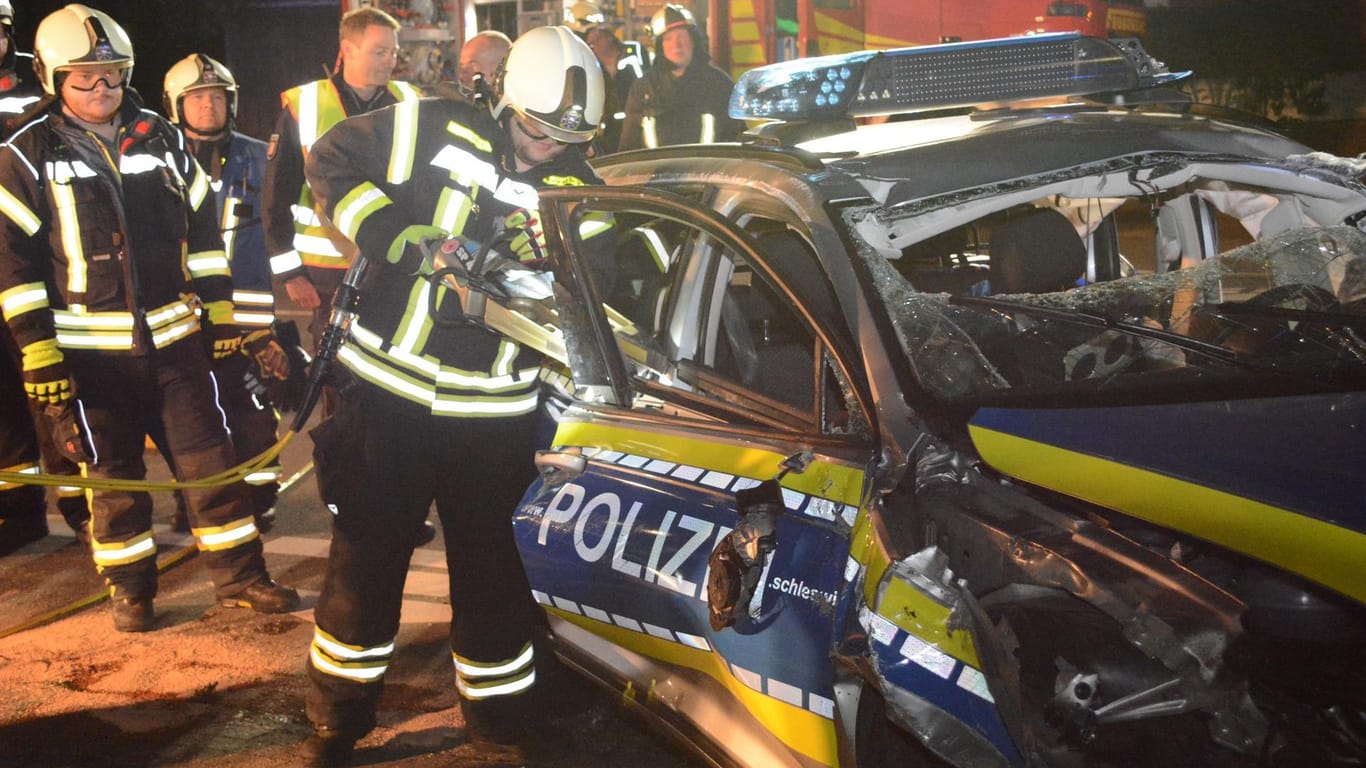 Einsatz in Stockelsdorf: Am Sonntagabend sind zwei Polizeiautos ineinander gekracht. (Symbolfoto)