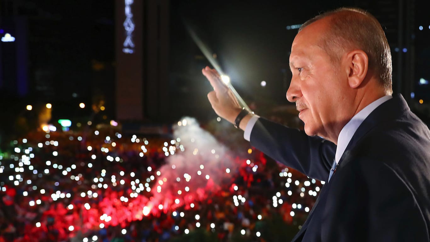 Recep Tayyip Erdogan vor der offiziellen Residenz des Präsidenten in Istanbul: Als neuer Präsident kann er künftig regieren wie im Ausnahmezustand.
