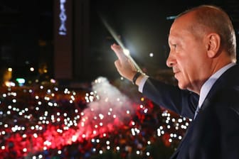 Recep Tayyip Erdogan vor der offiziellen Residenz des Präsidenten in Istanbul: Als neuer Präsident kann er künftig regieren wie im Ausnahmezustand.