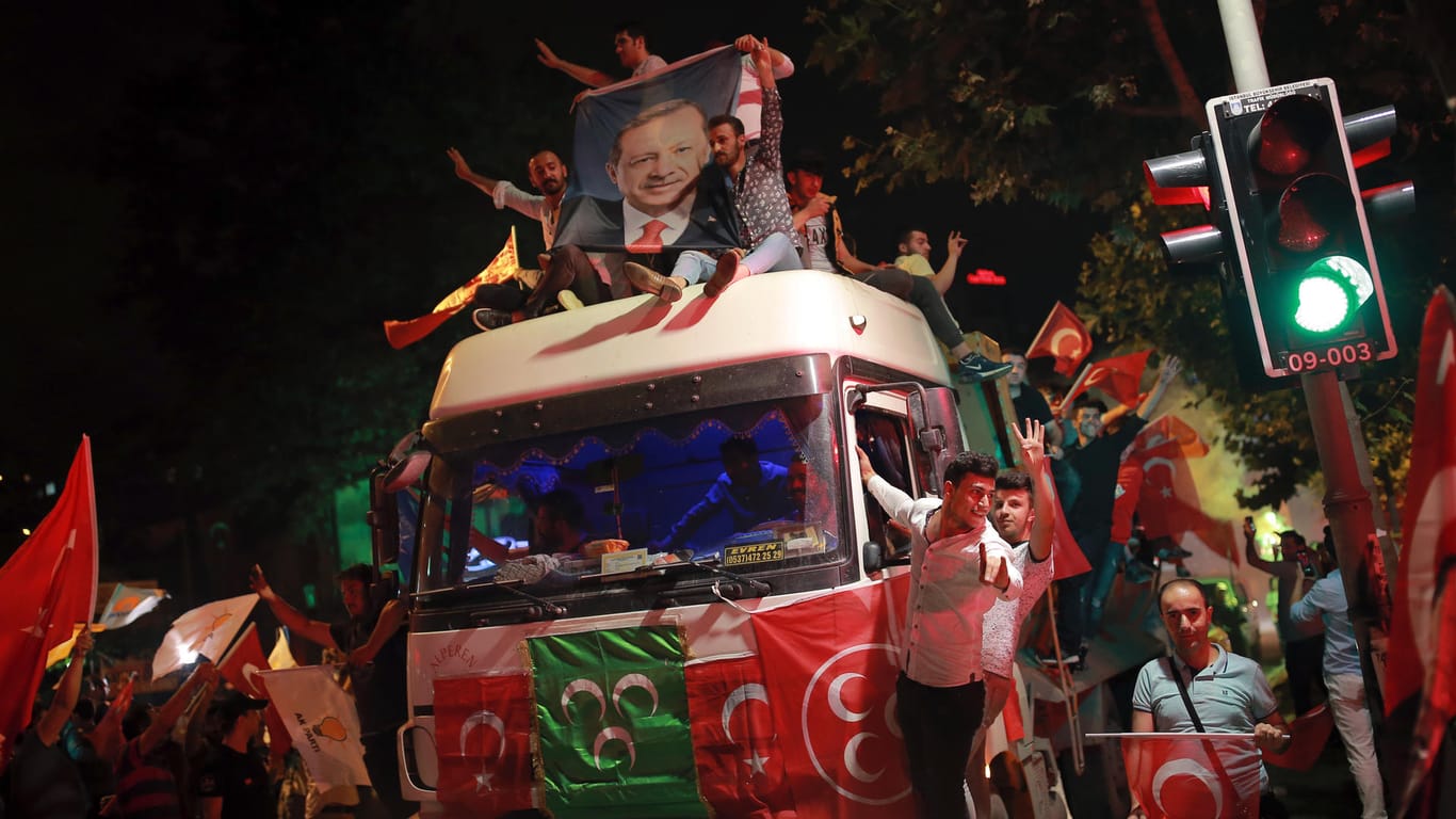 Anhänger Erdogans jubeln in vor der Partei-Zentrale der AKP in Istanbul: Viele seiner Anhänger wählen ihn als Person.