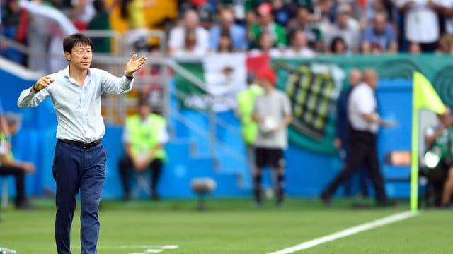 Gibts ich dem Spiel vor gegen Deutschland dehmütig: Südkorea-Coach Tae-Yong Shin. Gibts ich dem Spiel vor gegen Deutschland dehmütig: Südkorea-Coach Tae-Yong Shin.