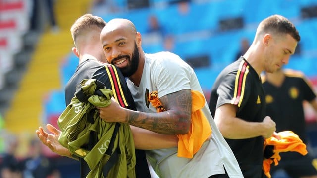 Verdingt sich als belgischer Co-Trainer: der frühere französische Stürmerstar Thierry Henry (M.