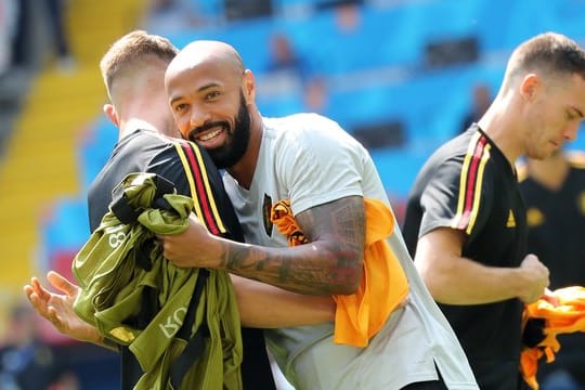 Verdingt sich als belgischer Co-Trainer: der frühere französische Stürmerstar Thierry Henry (M.