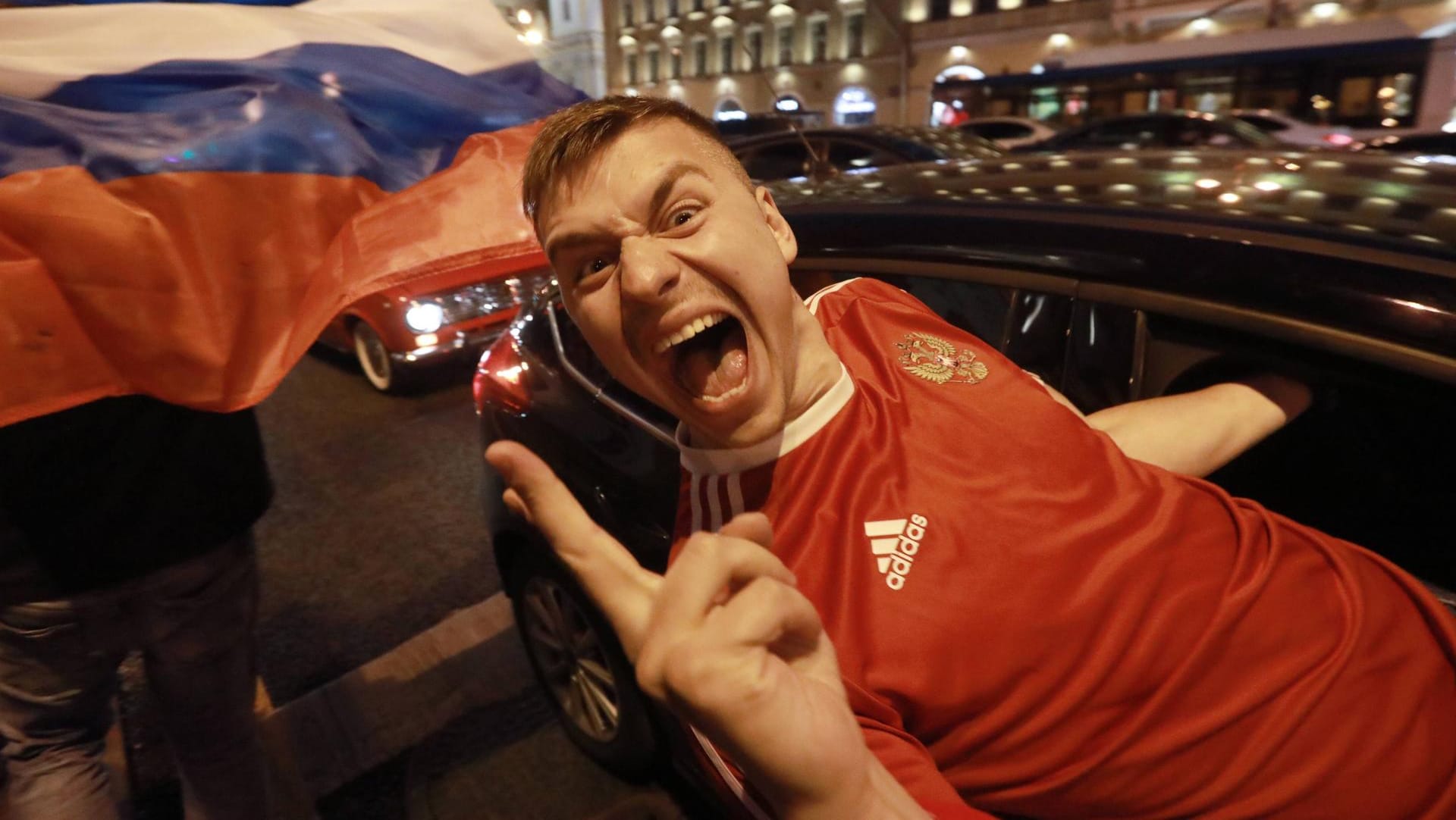 Ekstase nach der Ruhe: Die russischen Fans glauben wieder an ihr Team. Ekstase nach der Ruhe: Die russischen Fans glauben wieder an ihr Team.