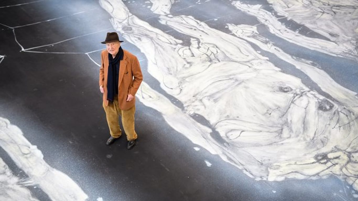 Mitten im Kunstwerk: Georg Baselitz auf einem etwa 20x10 Meter großen Bühnenhintergrund der Wagner-Oper "Parsifal".