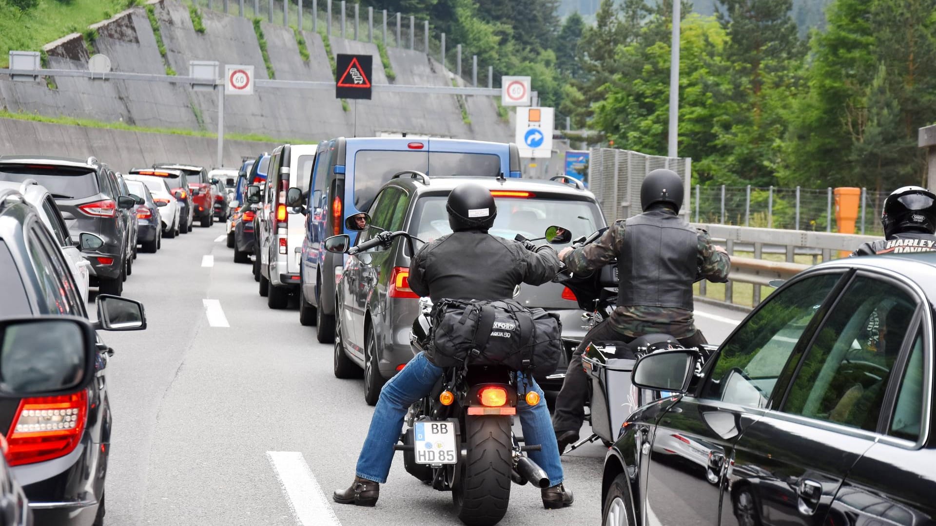 Stau vor dem Gotthardtunnel