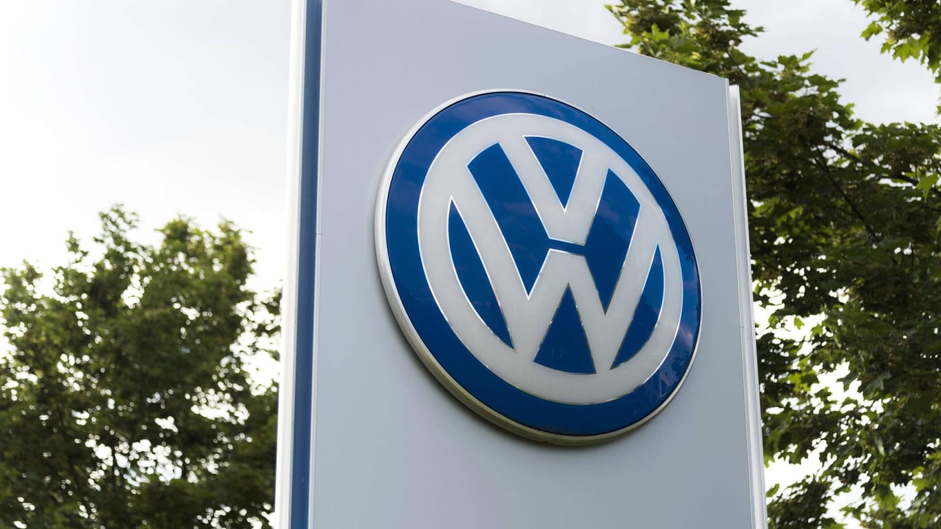 VW Logo am Volkswagen Zentrum Nürnberg