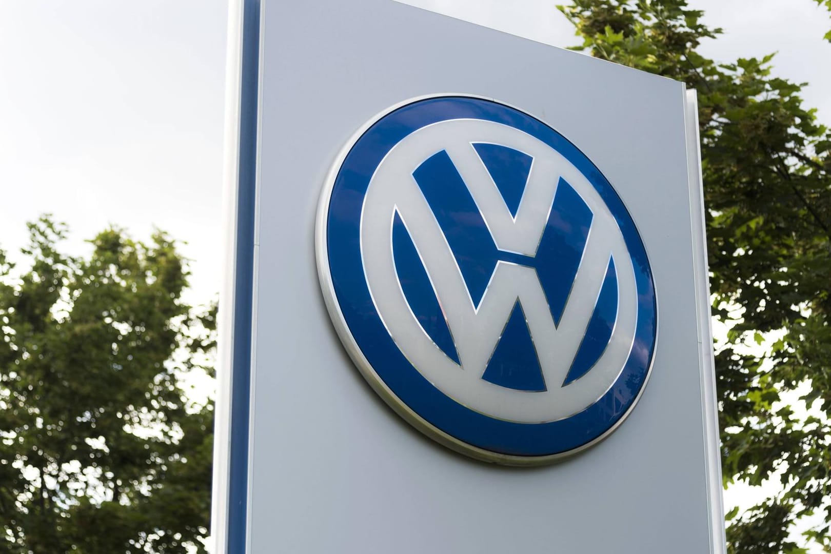 VW Logo am Volkswagen Zentrum Nürnberg