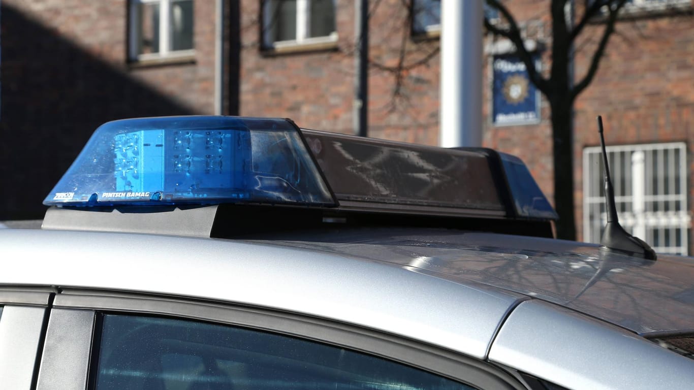 Das Blaulicht eines Polizeiwagens: In Dortmund haben Rechtsextreme einen Mann jüdischen Glaubens bedroht.