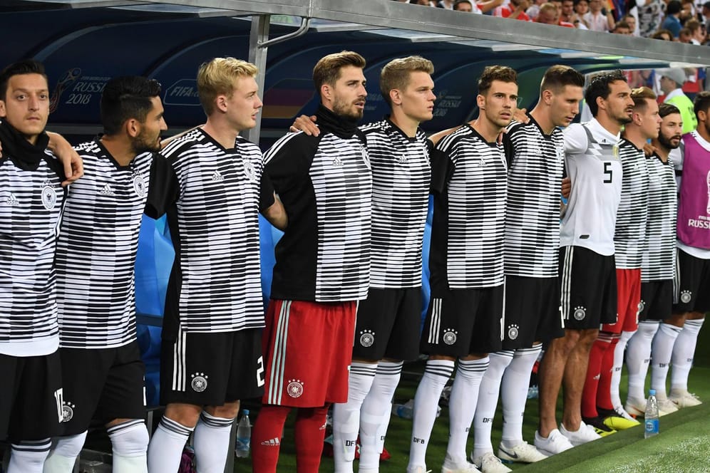 Die deutsche Bank beim Spiel gegen Schweden: Einige Spieler könnten jetzt in die Startelf rutschen.
