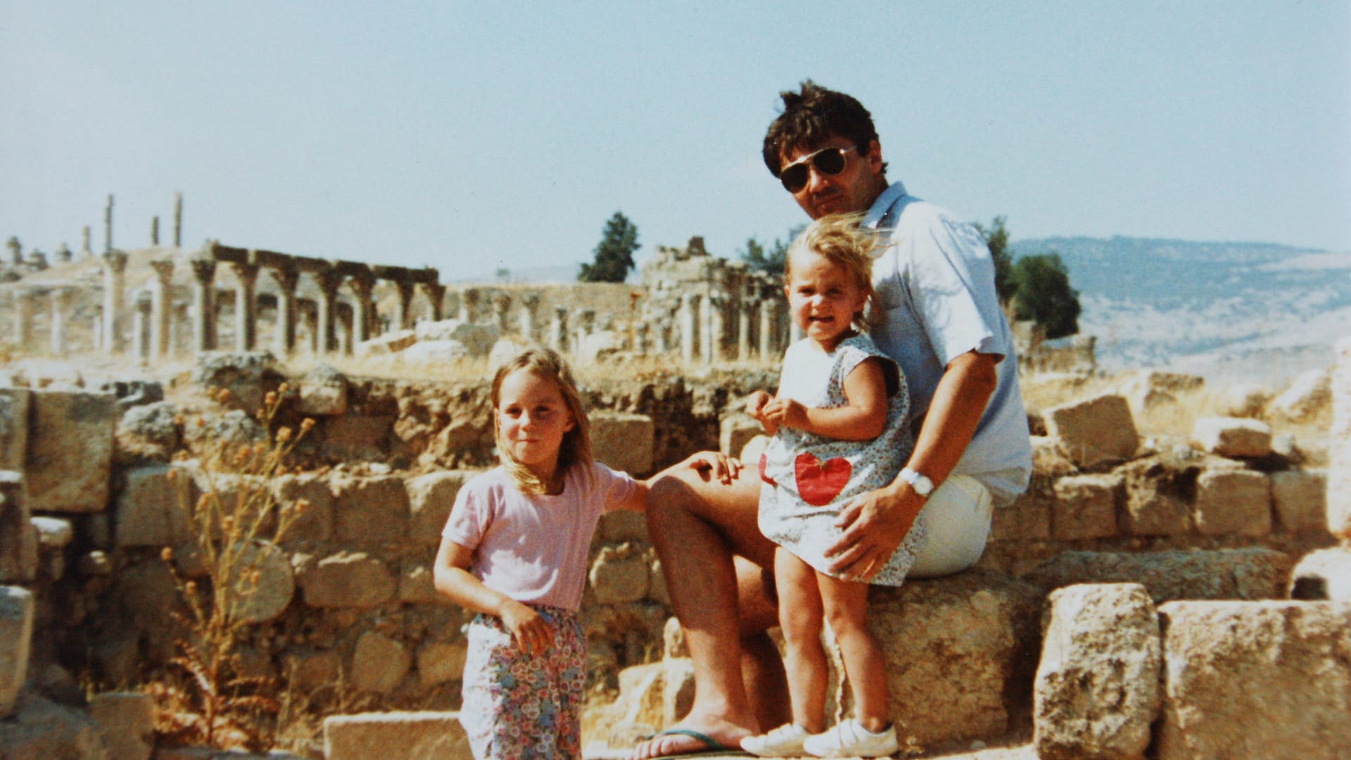 Erinnerung an Amman: Herzogin Kate (l.) und ihre Schwester Pippa mit ihrem Vater Michael in den Ruinen von Gerasa.