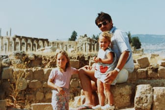 Erinnerung an Amman: Herzogin Kate (l.) und ihre Schwester Pippa mit ihrem Vater Michael in den Ruinen von Gerasa.