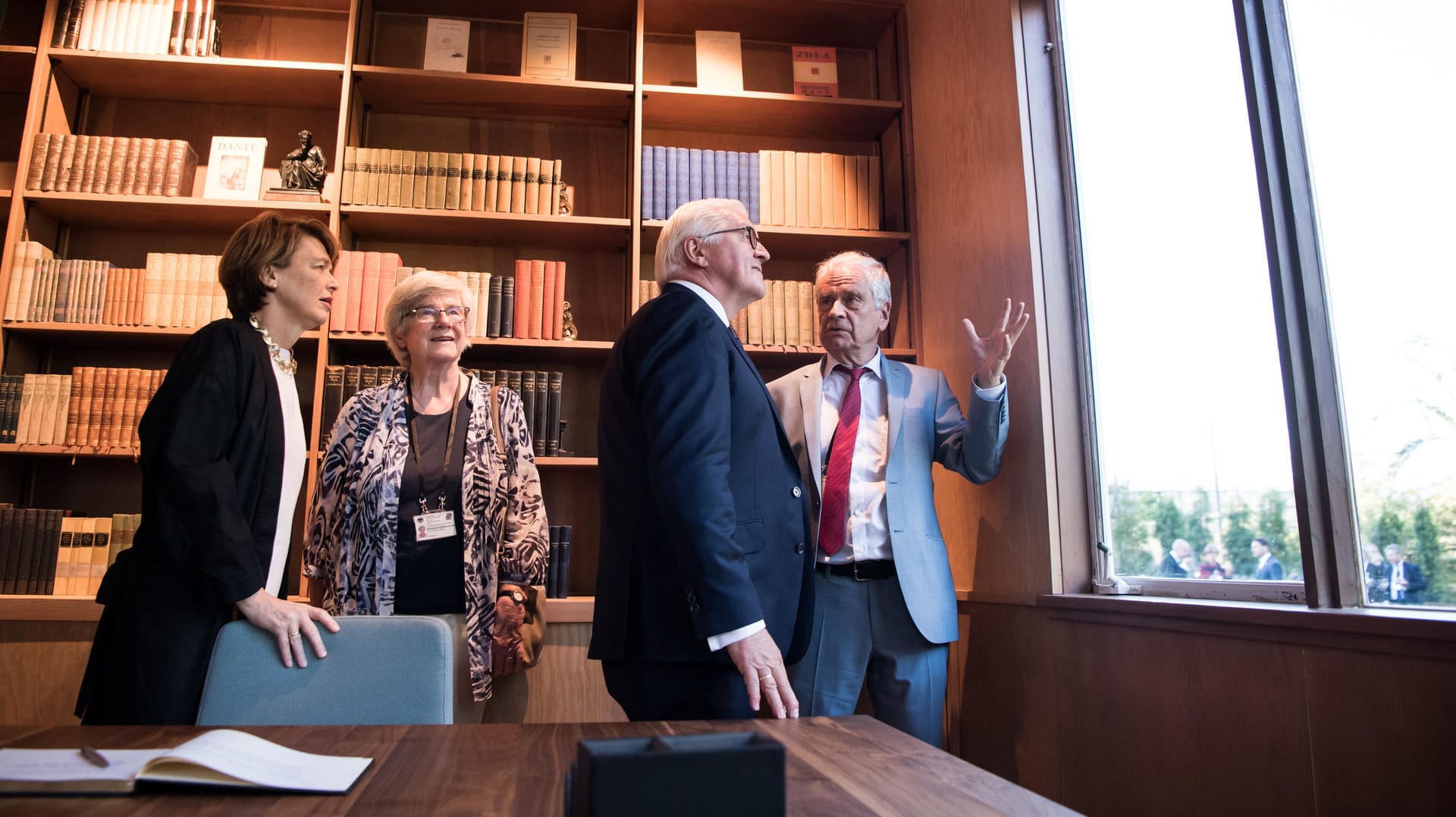 Vor dem Verfall gerettet: Bundespräsident Frank-Walter Steinmeier (2.v.r.) und seine Frau Elke Büdenbender (li.) in der Villa "San Remi".