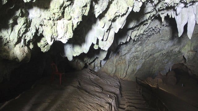 Der Eingang zur Höhle, in der die Jugend-Fußballmannschaft nach einer Sturzflut eingeschlossen ist. Der Eingang zur Höhle, in der die Jugend-Fußballmannschaft nach einer Sturzflut eingeschlossen ist.