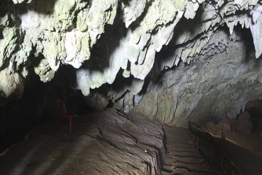 Der Eingang zur Höhle, in der die Jugend-Fußballmannschaft nach einer Sturzflut eingeschlossen ist.