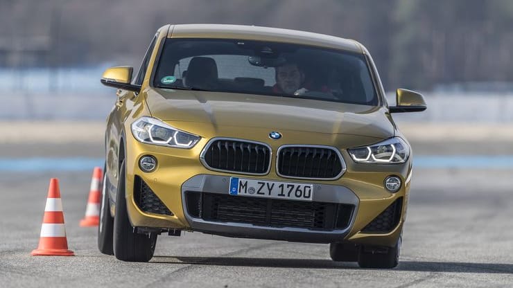 BMW X2: Die Lenkung im X2 fördert seine Agilität beim Handling. Diese ist scharf und rückmeldungsintensiv, jedoch auch nervös auf der Autobahn.