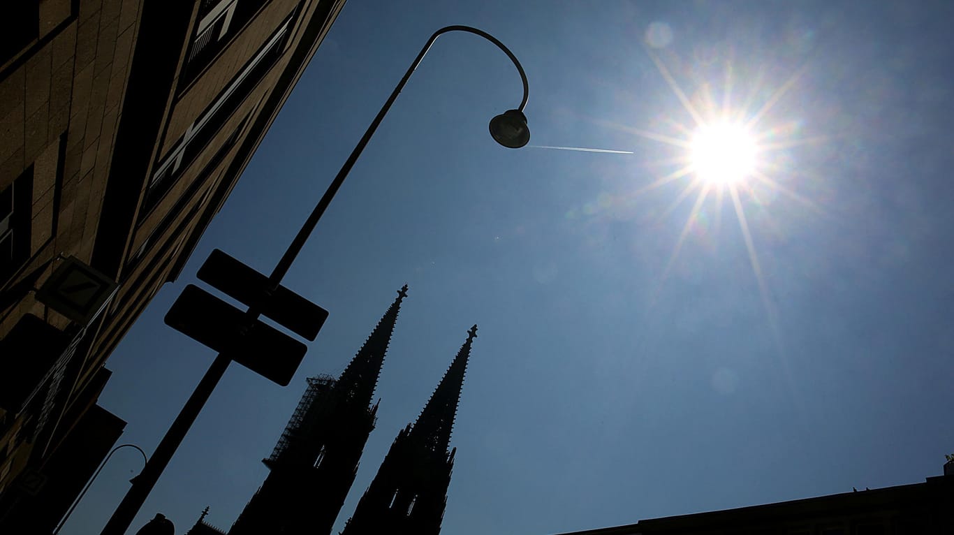 Die Sonne scheint bei blauem Himmel am Kölner Dom: Das Siebenschläfer-Wetter soll es eine Prognose für die folgenden sieben Wochen sein.