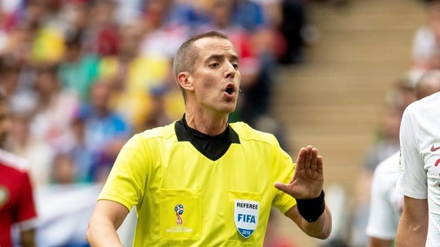 Der US-Amerikanische Schiedsrichter Mark Geiger pfeift das letzte Gruppenspiel von Deutschland gegen Südkorea. Der US-Amerikanische Schiedsrichter Mark Geiger pfeift das letzte Gruppenspiel von Deutschland gegen Südkorea.