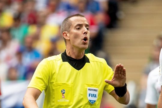 Der US-Amerikanische Schiedsrichter Mark Geiger pfeift das letzte Gruppenspiel von Deutschland gegen Südkorea.