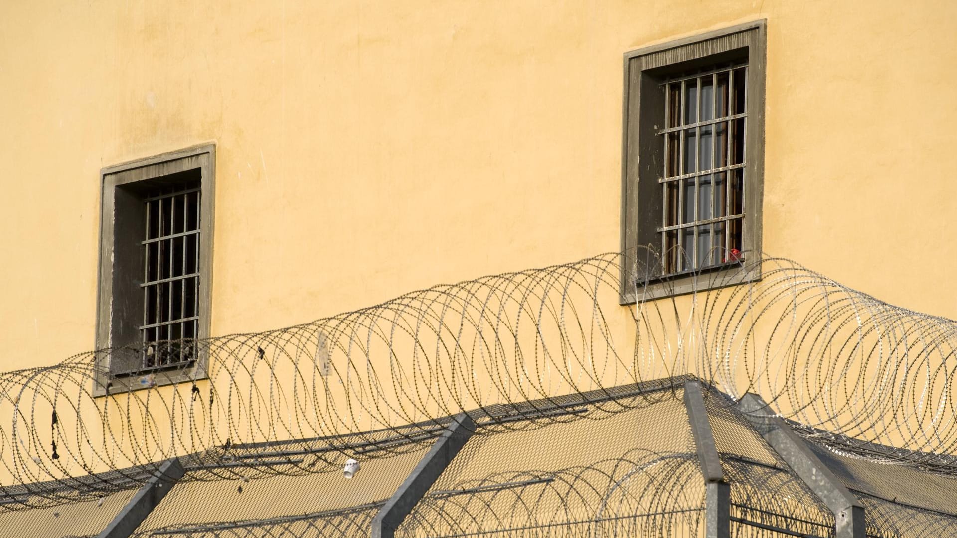 Stacheldrahtzaun vor den Fenster der Justizvollzugsanstalt Garten in Oberösterreich: Aus diesem Gefängnis floh der nun gefasste Mann. (Archivbild) Stacheldrahtzaun vor den Fenster der Justizvollzugsanstalt Garten in Oberösterreich: Aus diesem Gefängnis floh der nun gefasste Mann. (Archivbild)
