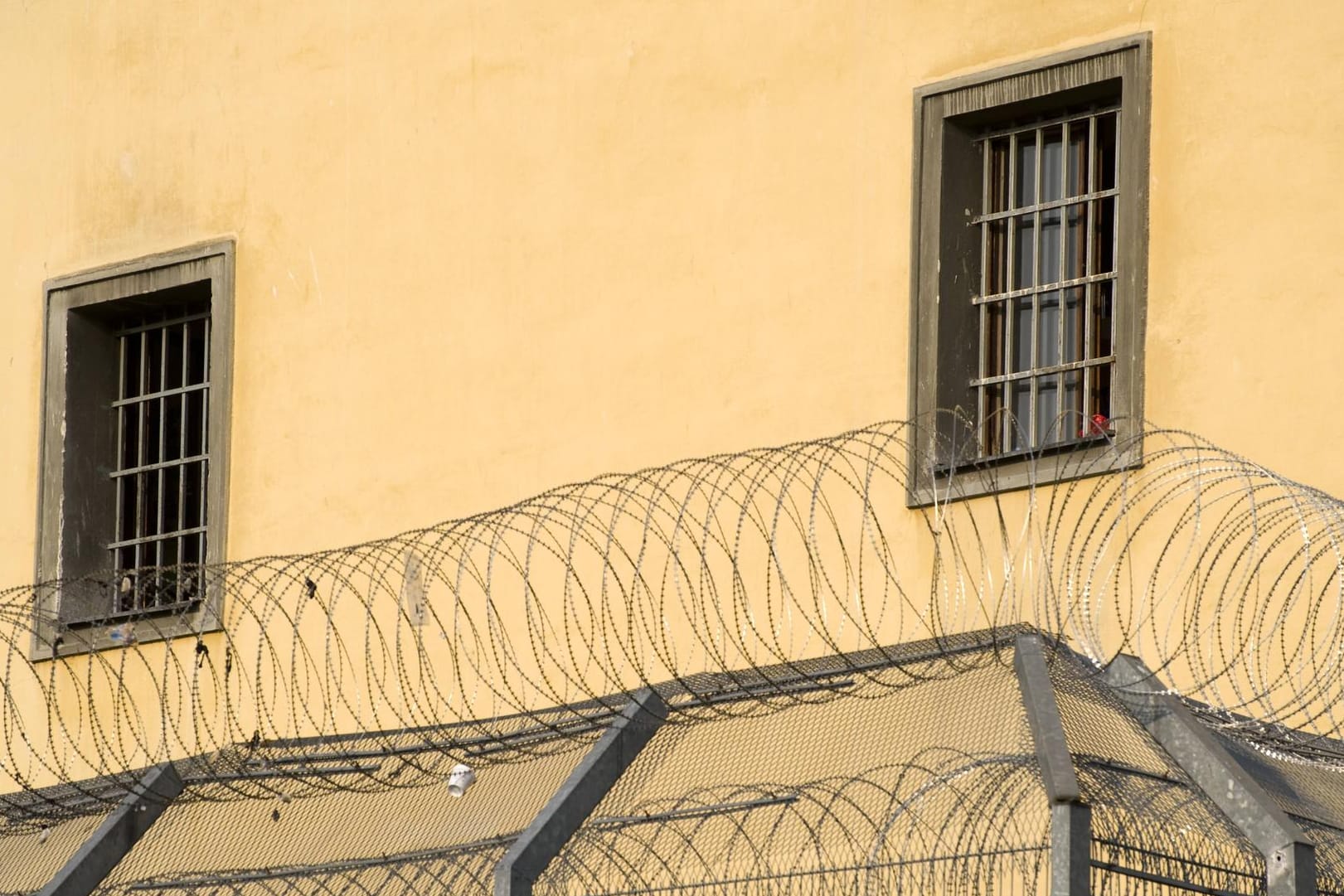 Stacheldrahtzaun vor den Fenster der Justizvollzugsanstalt Garten in Oberösterreich: Aus diesem Gefängnis floh der nun gefasste Mann. (Archivbild)