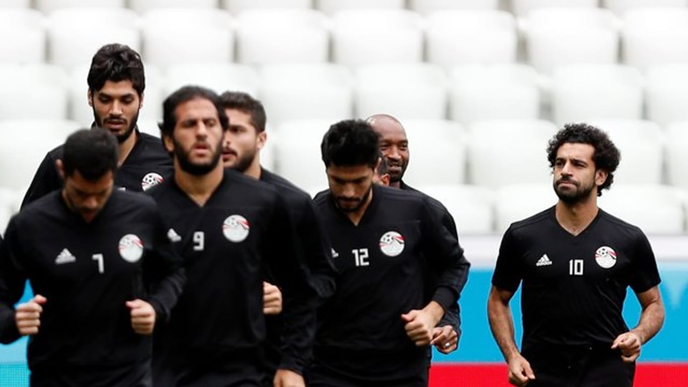 Die Ägypter starten mit Mohamed Salah (r) ins letzte Gruppenspiel.