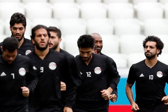 Die Ägypter starten mit Mohamed Salah (r) ins letzte Gruppenspiel.