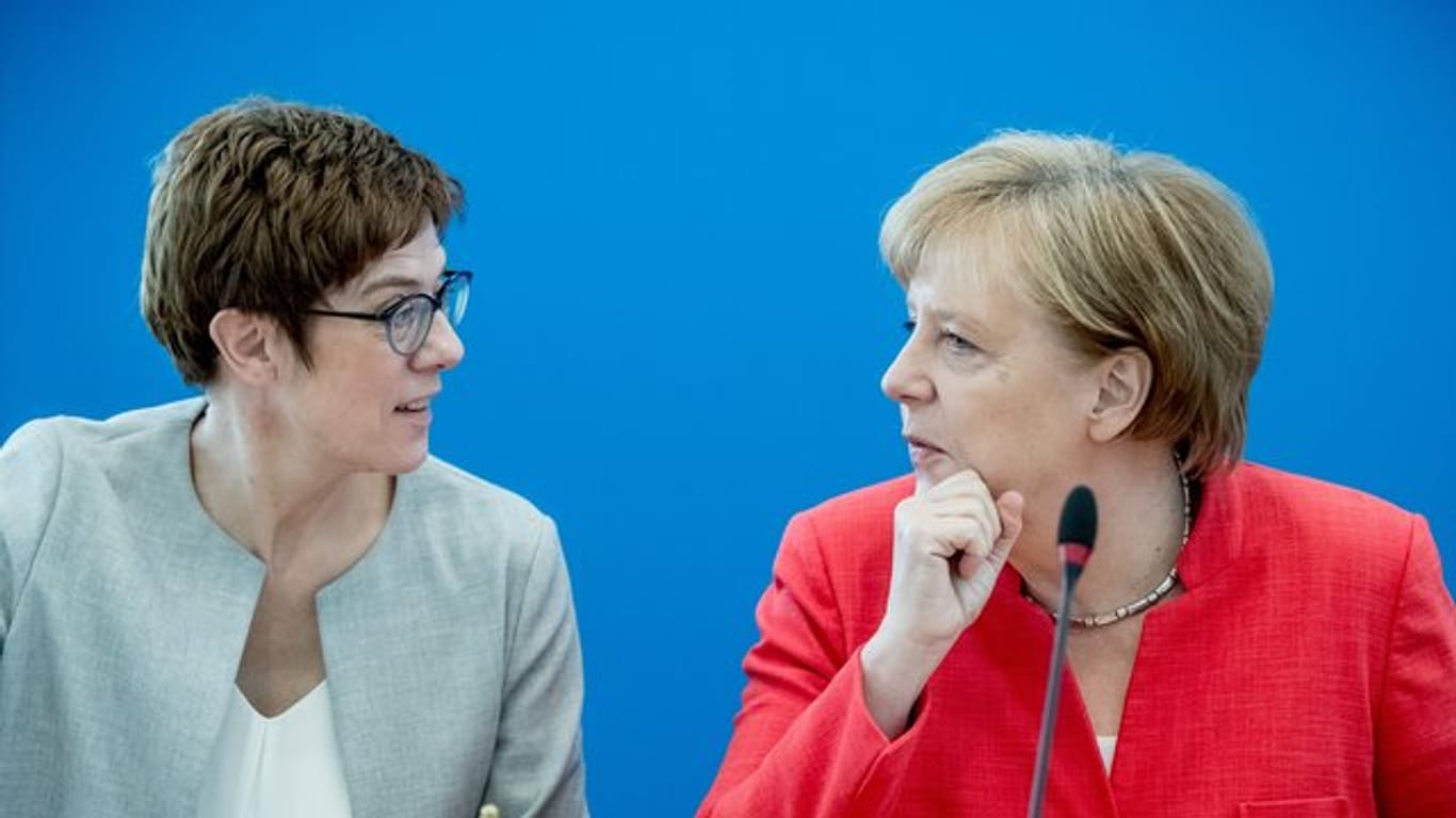 Annegret Kramp-Karrenbauer zusammen mit Kanzlerin Merkel vergangene Woche vor Beginn einer Sitzung des CDU-Bundesvorstands.