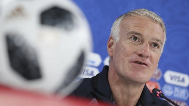 Frankreichs Trainer Didier Deschamps will auch im letzten Gruppenspiel einen Sieg aber auch Spieler schonen. Frankreichs Trainer Didier Deschamps will auch im letzten Gruppenspiel einen Sieg aber auch Spieler schonen.