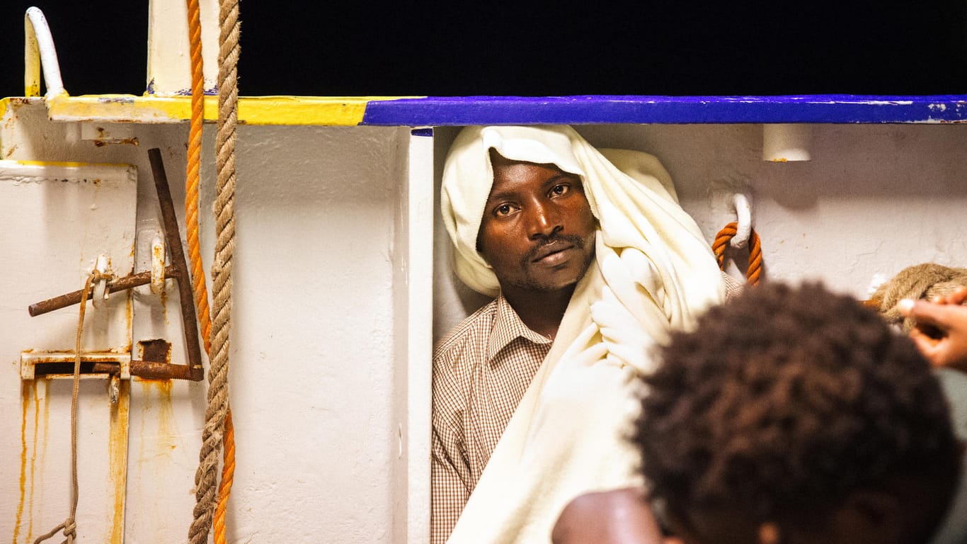 Flüchtlinge auf dem Rettungsschiff "Lifeline" der Hilfsorganisation "Mission Lifeline": Mitte Juni hatte Spanien noch 600 Menschen von Rettungsbooten aufgenommen.