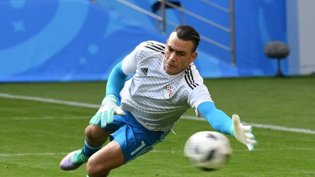 Ägyptens Torhüter Essam Al-Hadari hat Faryd Mondragon als ältesten jemals bei einer WM aufgestellten Spieler abgelöst. Ägyptens Torhüter Essam Al-Hadari hat Faryd Mondragon als ältesten jemals bei einer WM aufgestellten Spieler abgelöst.
