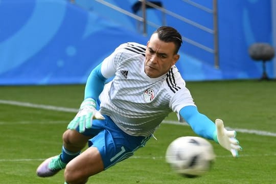 Ägyptens Torhüter Essam Al-Hadari hat Faryd Mondragon als ältesten jemals bei einer WM aufgestellten Spieler abgelöst.