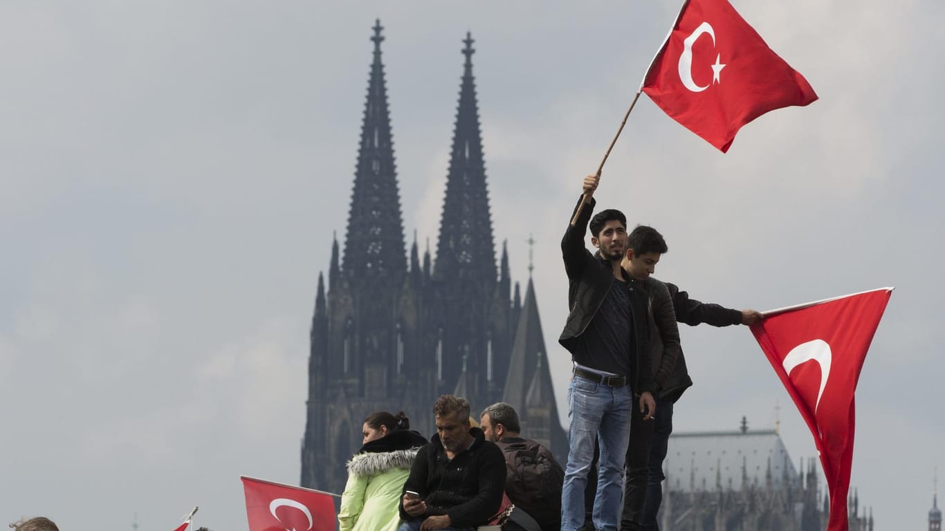 Juli 2016: Erdogan-Anhänger zeigen in Köln ihre Unterstützung für den türkischen Staatschef.
