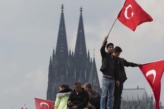 Juli 2016: Erdogan-Anhänger zeigen in Köln ihre Unterstützung für den türkischen Staatschef.