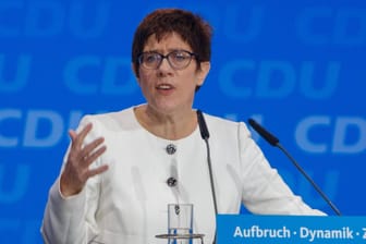 Annegret Kamp-Karrenbauer auf dem CDU-Parteitag im Februar: Neuer Vorschlag zur Flüchtlingspolitik.