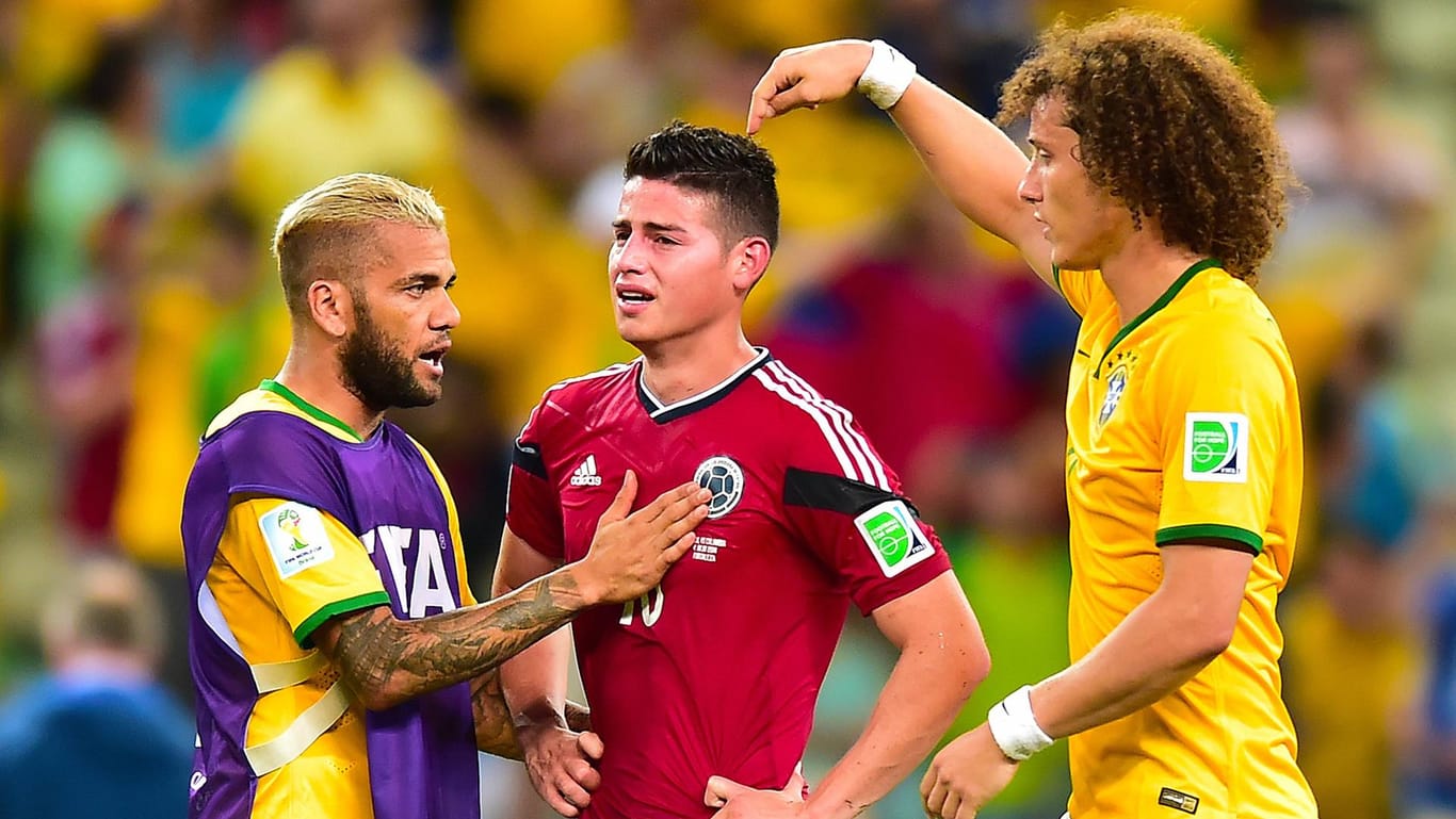 Dani Alves (l.) und David Luiz (r.) trösten James nach dem Viertelfinal-Aus bei der WM 2014.