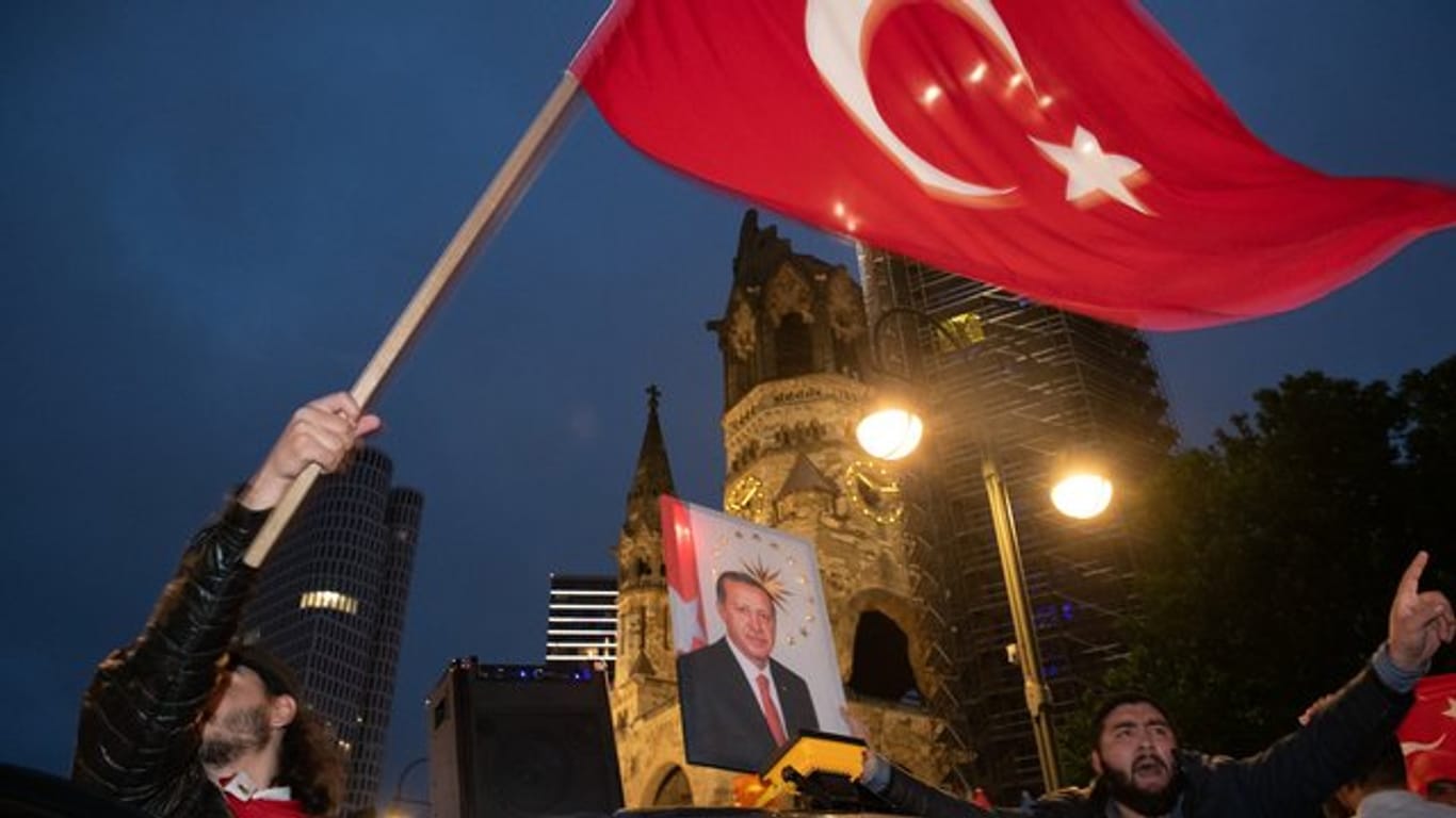 Erdogan-Anhänger feiern in Berlin das Ergebnis der Wahlen in der Türkei.