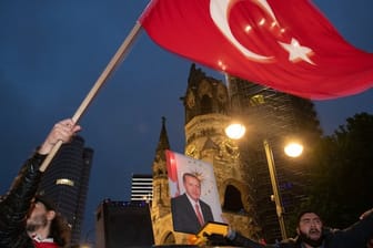 Erdogan-Anhänger feiern in Berlin das Ergebnis der Wahlen in der Türkei.