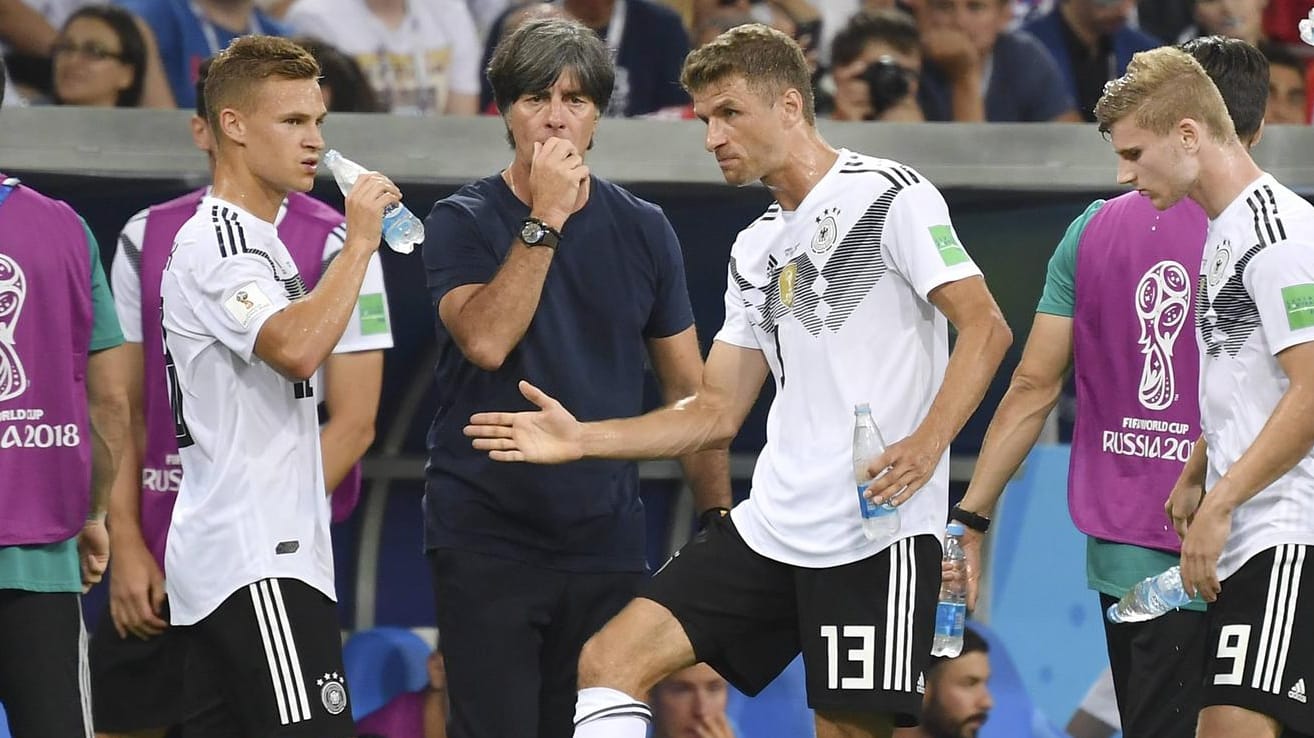 Bundestrainer Joachim Löw muss den Raum hinter Joshua Kimmich (l.) gut absichern.