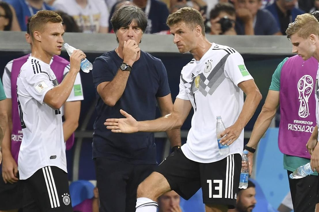 Bundestrainer Joachim Löw muss den Raum hinter Joshua Kimmich (l.) gut absichern.
