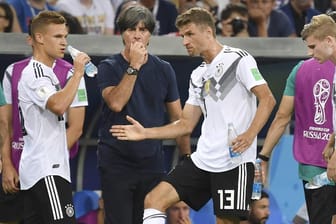 Bundestrainer Joachim Löw muss den Raum hinter Joshua Kimmich (l.) gut absichern.