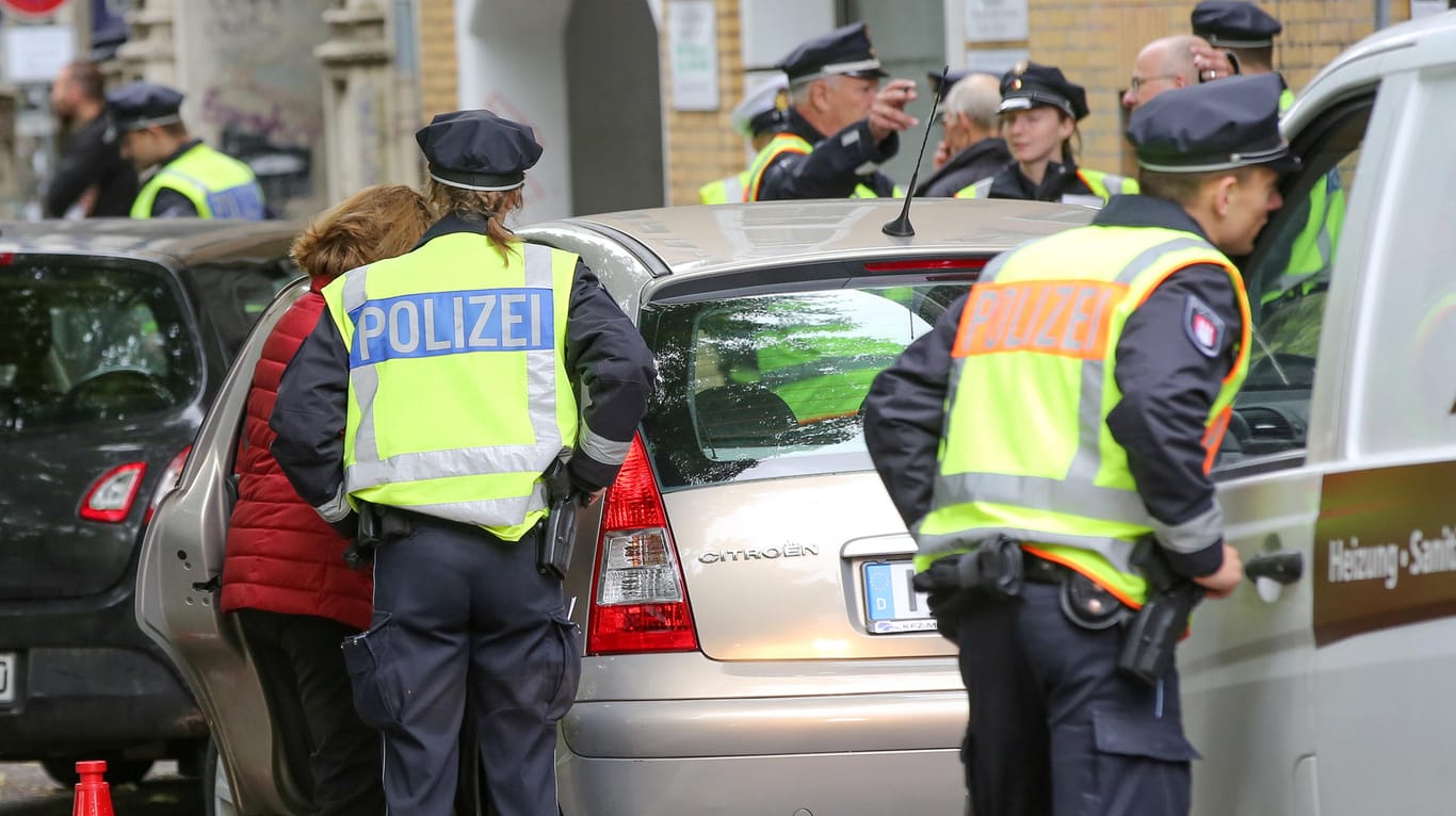 Polizeikontrolle in Altona: Für unsaubere Diesel-Pkw und -Lkw gibt es seit kurzem ein Fahrverbot auf knapp 600 Metern der Max-Brauer-Allee, für ältere Diesellaster zudem auf 1,6 Kilometern der Stresemannstraße.