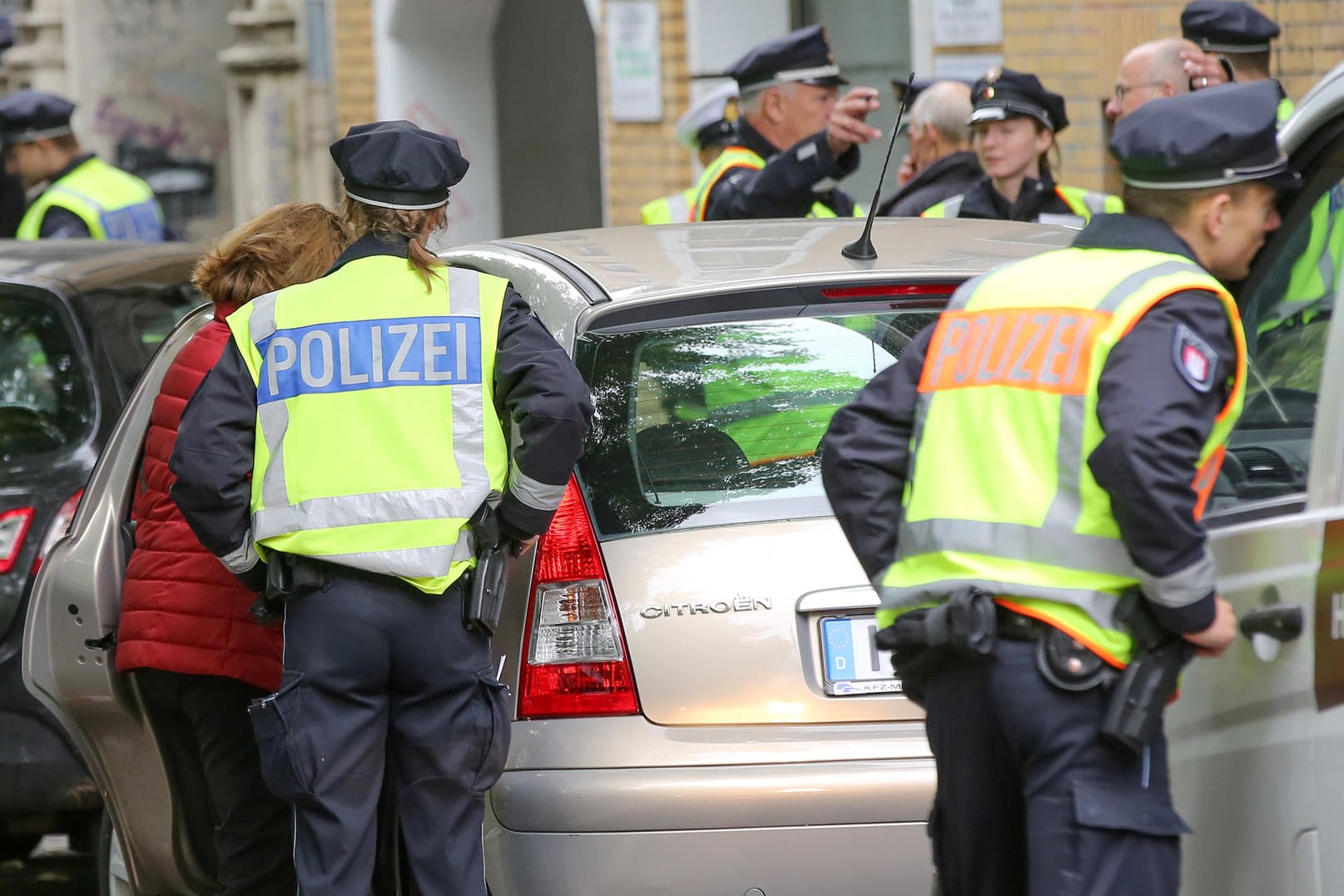 Polizeikontrolle in Altona: Für unsaubere Diesel-Pkw und -Lkw gibt es seit kurzem ein Fahrverbot auf knapp 600 Metern der Max-Brauer-Allee, für ältere Diesellaster zudem auf 1,6 Kilometern der Stresemannstraße.